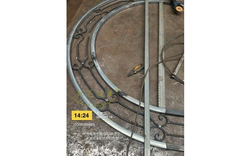 Wrought iron flower rack, corridor rack, small door - Wrought iron arched door